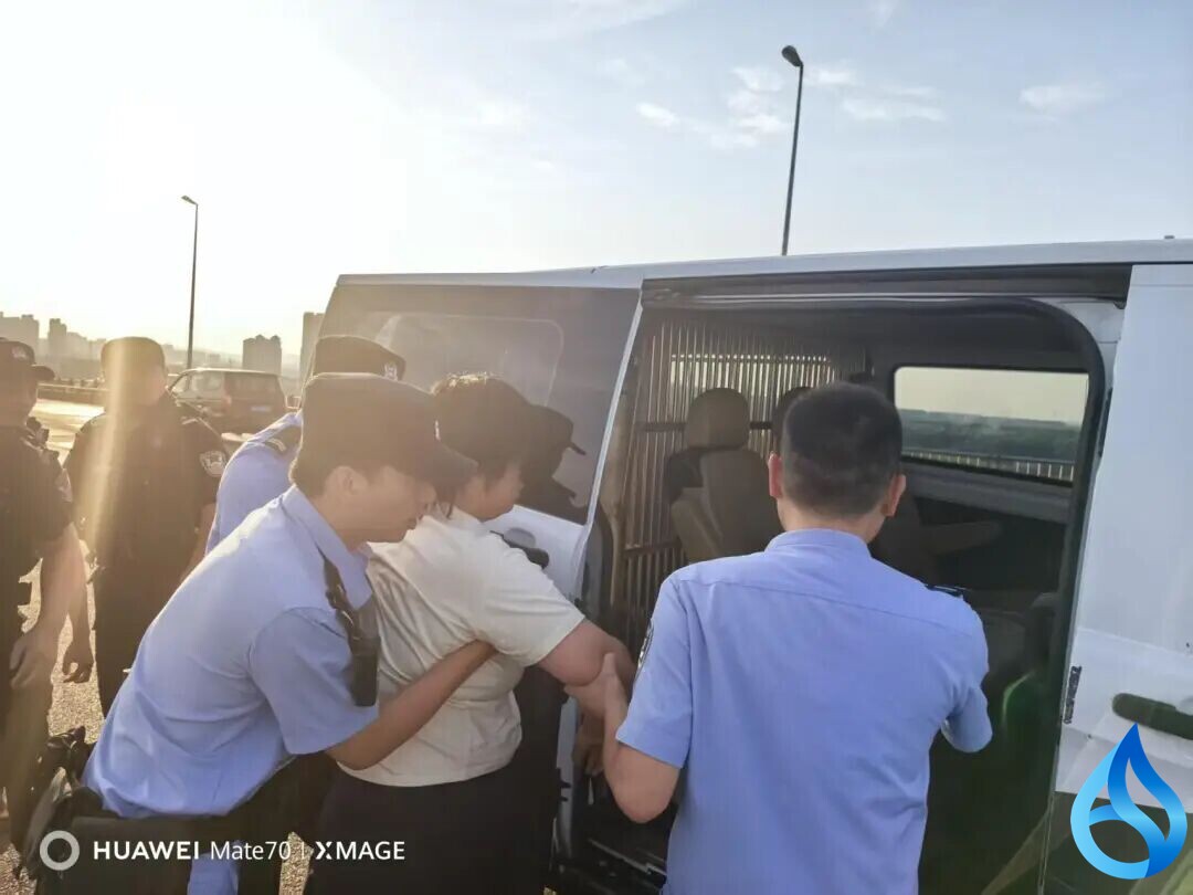 千钧一发！浠水民辅警飞身一抱 挽回一条生命