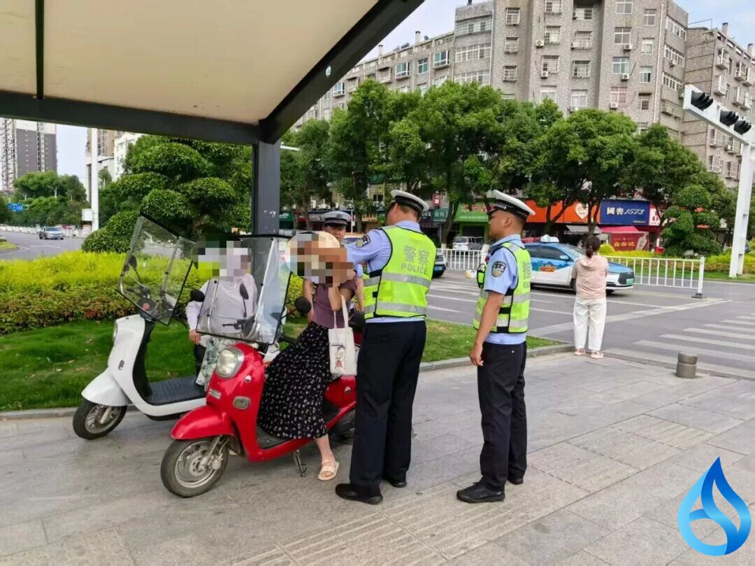 团风交警坚守高峰护平安 温情履职保畅通