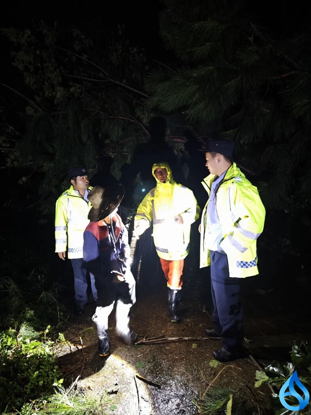 狂风骤雨 “警”急守护！蕲春警方风雨中成功解救两名被困高龄老人