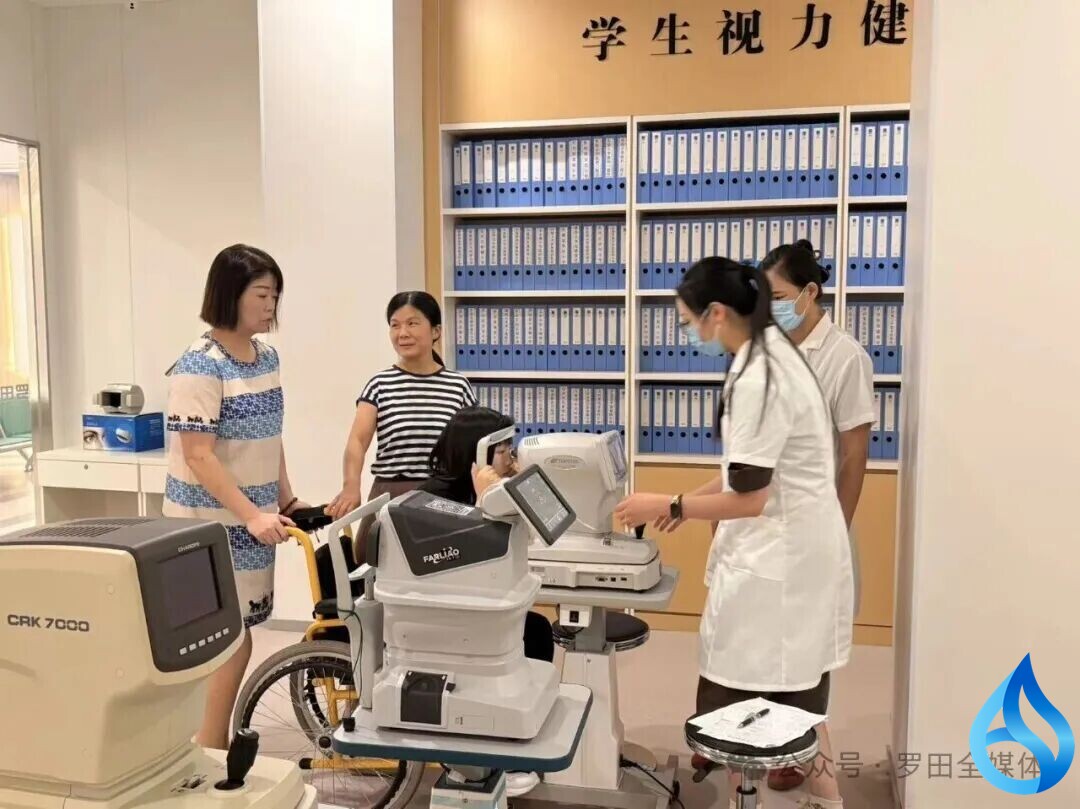 罗田爱心企业帮扶轮椅女孩曹慧婷
